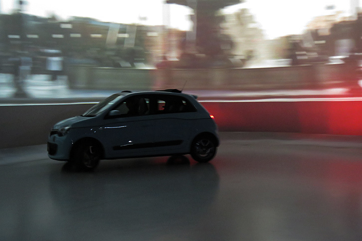 暗転したステージ上を颯爽（さっそう）と走る「トゥインゴ」。