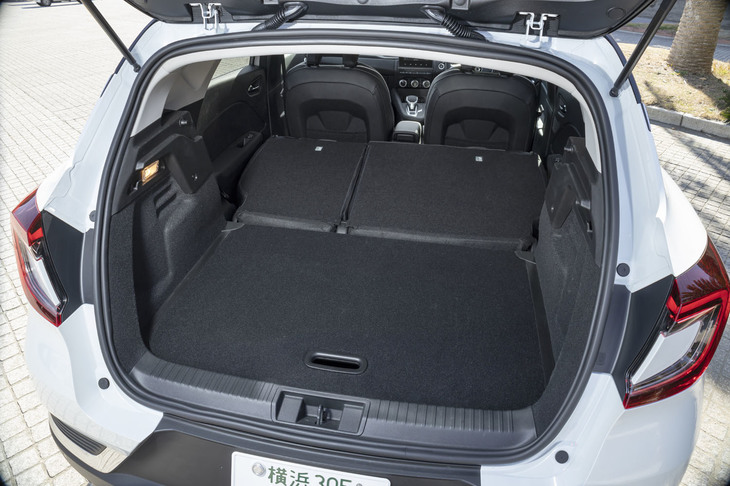 荷室容量は、5人乗車の通常使用時で536リッター。後席背もたれを倒せば1235リッターまで拡大できるほか、荷室床面を上下に分割するダブルフロアシステムも採用されている。写真は床面を上部に設置した様子。