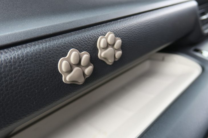 ホンダ・ステップワゴンe：HEVエアー ホンダアクセス用品装着車（ペットインテリアステッカー 肉球）