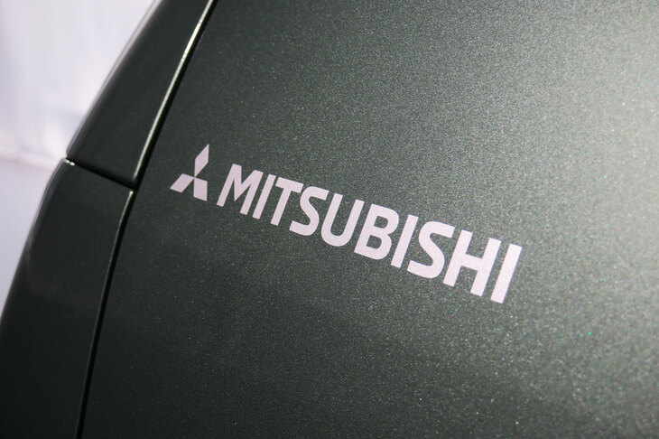 三菱デリカミニTプレミアム（「MITSUBISHI」ロゴ）