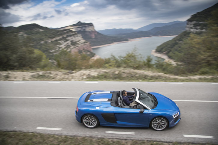 V10ユニットが発するサウンドとバイブレーションを抑えることなく、むしろドライバーに伝えてくるのが新型「R8スパイダー」のだいご味だ。