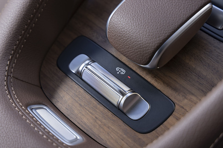 足まわりの仕様は、基本的にベースとなった「GLE450d 4MATICスポーツ」と共通（ただし「Eアクティブボディーコントロール」は選べない）。エアマチックサスペンション付きで、状況に応じて車体を昇降させられる。