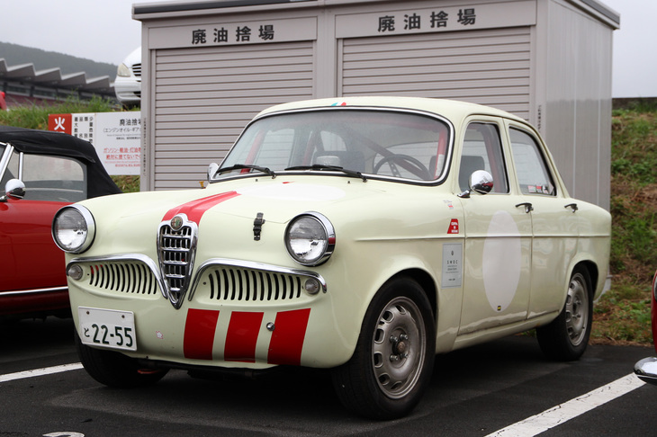 1954年にアルファ初の小型車としてデビューした、1.3リッター直4 DOHCエンジンを積む「ジュリエッタ ベルリーナ」。この個体はクラシックカーレースに参戦している。