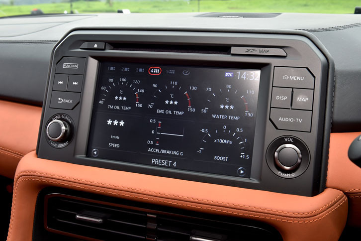 ナビディスプレイは7インチから8インチへ。