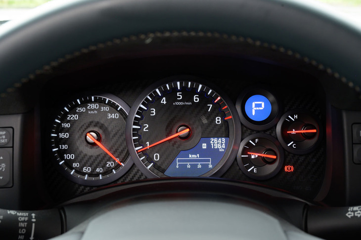 針式のメーターパネルはセンターにタコメーターをレイアウト。マルチインフォメーションディスプレイの表示はさすがに時代を感じさせる。