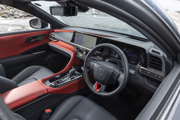 赤と黒で塗り分けたツートンインテリアは「RS」専用カラー。赤いレザーには光沢を持った素材が使われている。