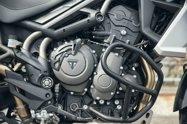 パワープラントには最高出力95psを発生する800ccの3気筒エンジンを採用。トランスミッションについては、従来モデルより1速のギア比をショート化することで、加速レスポンスとオフロード走破性能を向上させている。