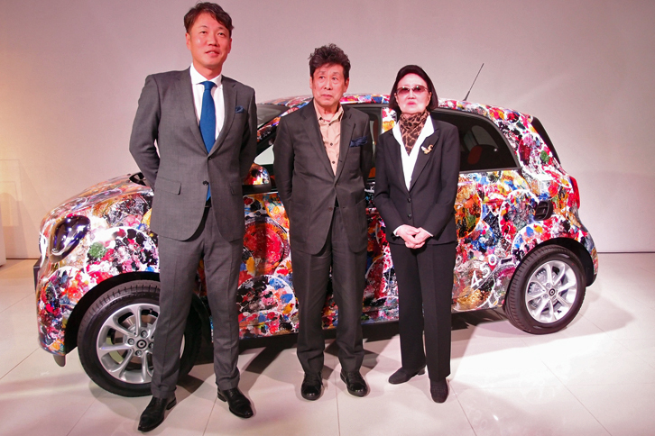 サイン後のフォトセッション。写真左から、メルセデス・ベンツ日本 代表取締役社長兼CEOの上野金太郎氏、画家の横尾忠則氏、彫刻の森美術館館長の森 英恵氏。