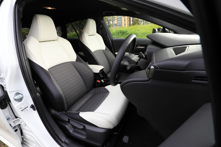 「W×B」のシート表皮は、ファブリックの快適性と革の質感を併せ持つ新素材「レザテック」と合成皮革のコンビ。オプションで白と黒のツートンカラーも用意される。