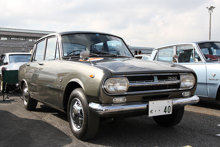 1967年「ベレット1500デラックス Bタイプ」。ベレットは当時の日本車には珍しく後輪独立懸架を備え、スポーティーサルーンを標榜（ひょうぼう）していた。しかし、その凝った後輪懸架が営業車（タクシー）などのフリートユーザーには不向きとされたため、追加されたのが後輪懸架をリーフリジッドに替えたBタイプ。非常に希少な残存車両で、程度も抜群とあって、コンクールデレガンスで審査員特別賞を受賞した。