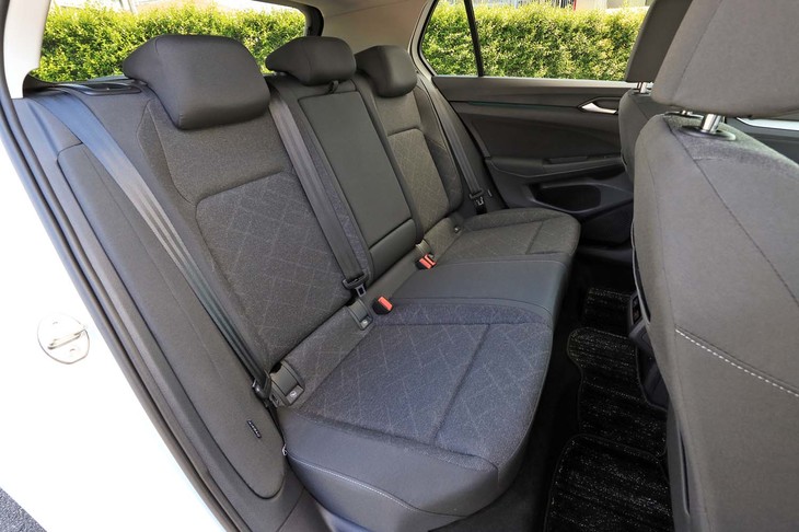 従来モデルと同じくリアシートは大人が過ごすにも十分な広さを誇る。後席用エアコン吹き出し口はエントリーグレード「eTSIアクティブ ベーシック」には備わらない。