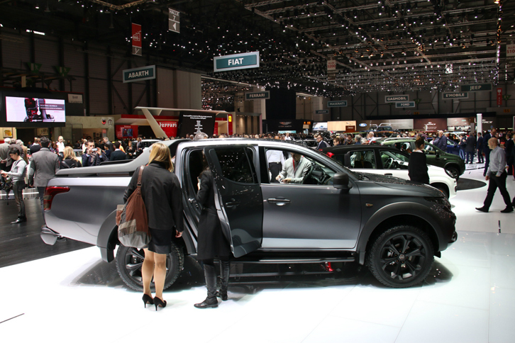 フィアットが展示した、ピックアップトラック「フルバック」。ベースは「三菱トライトン」。小型車のイメージが強いフィアットだけに、ブースではそれなりに注目を集めていた。