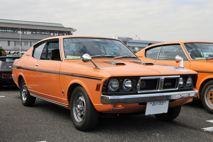 新車からつい最近まで同じオーナーのもとにあったという1971年「三菱ギャランGTO-MR」。三菱初のDOHCエンジン搭載車となる、GTOデビュー時のトップグレードである。この個体のエクステリアは塗装も含め未再生のオリジナルで、“品川55”のナンバープレートも新車時からのものだ。