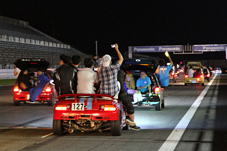 表彰式終了後のフィナーレ。参加車両に乗れるだけ乗って、真っ暗なコースを1周パレードした。