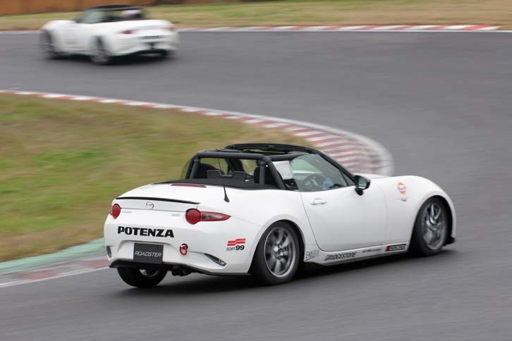 高速走行だからこそ丁寧な運転操作が大切になる。