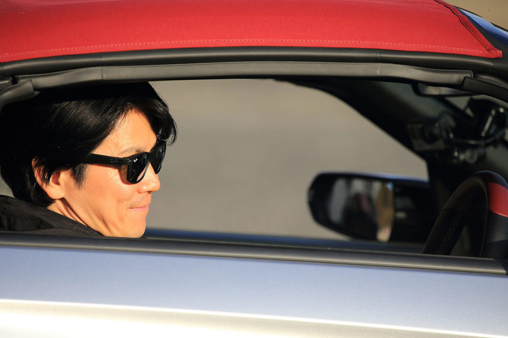 やんちゃなイメージが強い「S660」だが、「モデューロX」は、中野信治選手のような大人の男性にも似合う一台。インテリアカラーも「ボルドーレッド」で、落ち着きのあるしゃれた空間に仕上げられている。