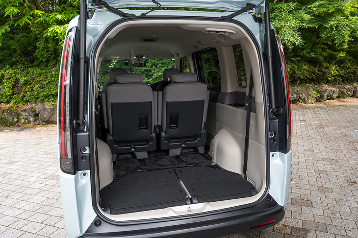 「ステップワゴン」の3列目シートは床と一体で格納できるタイプ。開口部の高さは1195mmもある。