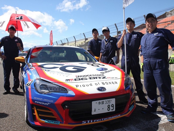 予選と同日に決勝レース1が開催されました。ディーラーメカニックさんもグリッドまで応援に来てくれます！ 十勝大会でもたくさんの方に応援していただき、しっかりと気合を入れることができました。やはり声をかけてもらえると緊張も和らぎますし、とてもうれしいのです。皆さんぜひ、グリッドまで応援に来てくださいね！