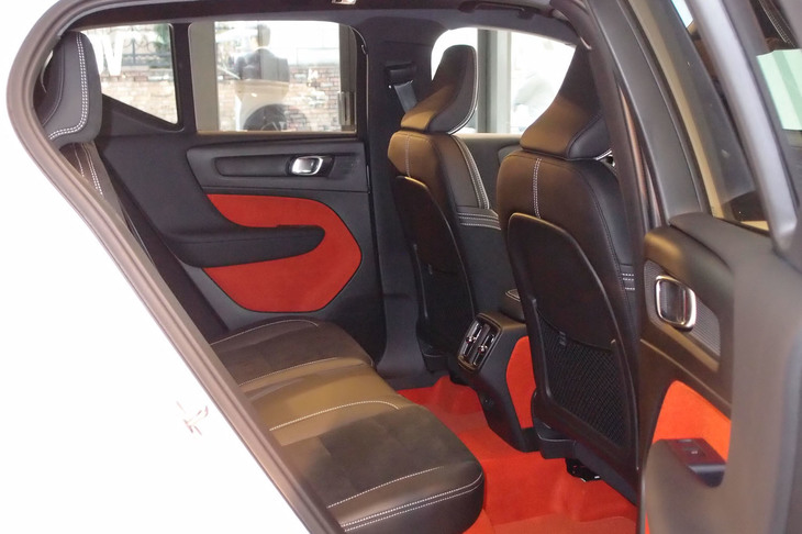 「XC40」の後席の様子。リア用のエアコン吹き出し口には、フロントと同じ縦型のデザインが採用されている。
