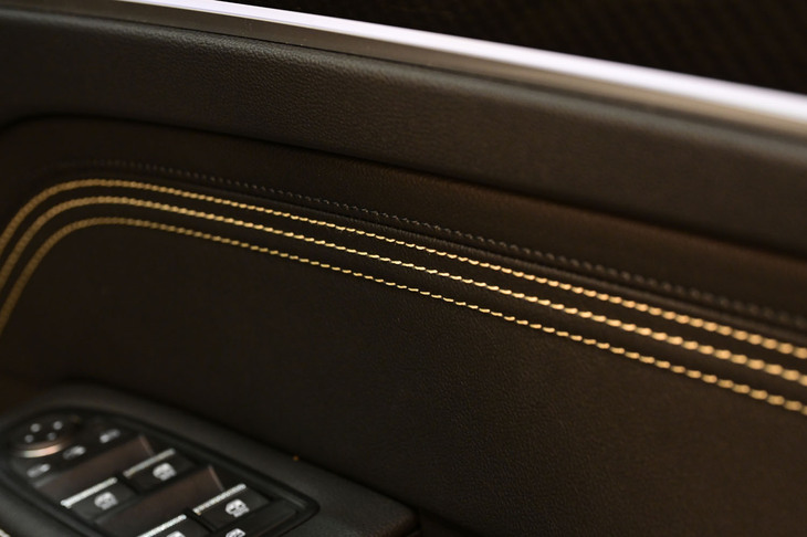 ドアパネルにあしらわれたウオームチタニウムのステッチ。