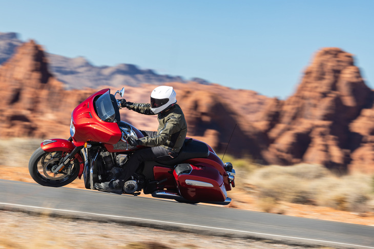 最新のモデルらしく電子制御も充実しており、6軸IMUの情報をもとにABSとトラクションコントロールの制御を調整する、ダイナミックトラクションコントロールやコーナリングコントロール、ドラッグトルクコントロールを採用。またフロント／リアブレーキの制動力を最適化するエレクトロニックコンバインドブレーキシステムも装備している。