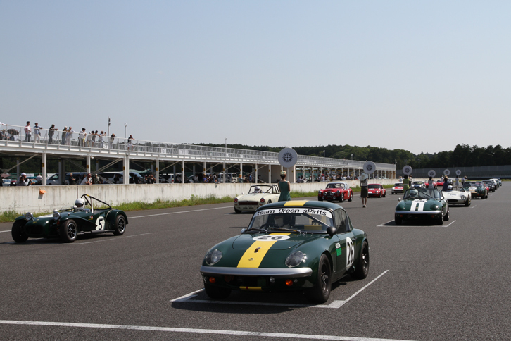 1960年から69年までの量産スポーツカーによるエバーグリーンカップ決勝のスターティンググリッド。予選1位の1966年「ロータス・レーシング・エラン（26R）」を先頭に全17台が出走した