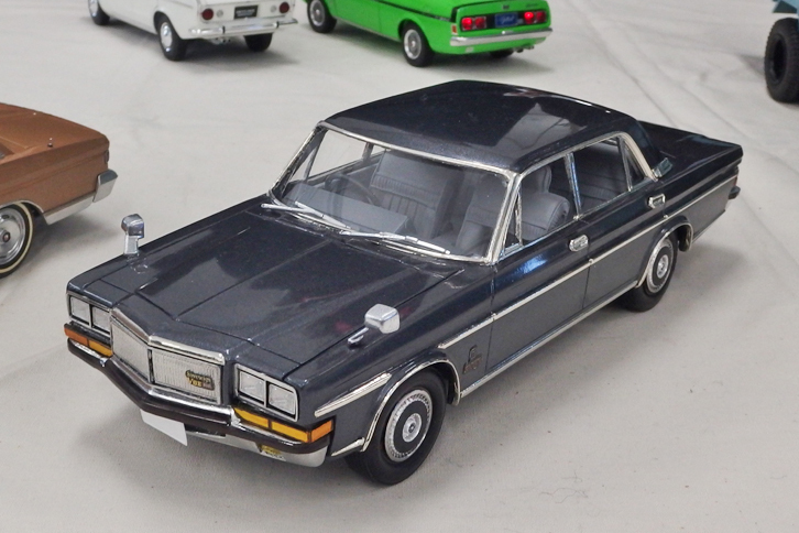 型式名250こと2代目（個人的には初代のビッグマイナーチェンジ版だと思うが）「日産プレジデント」もシガレットケースが原型。ただしスケールが1/22前後だったため、1/24に近づけるべく各部を縮小するなど、大幅に手を加えている。これもプロモデラー氏の作品。