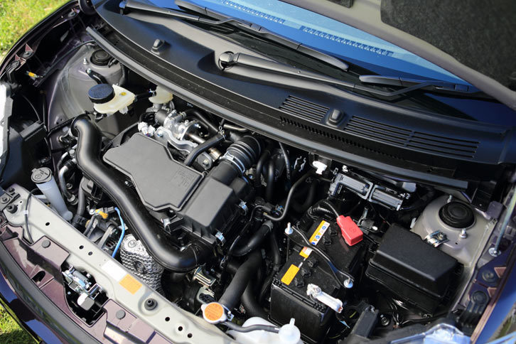 1リッター直3エンジンの「1KR-FE」。最高出力や最大トルクは従来モデルのものと変わらないが、高圧縮比化やフリクションの低減などにより、効率を高めている。