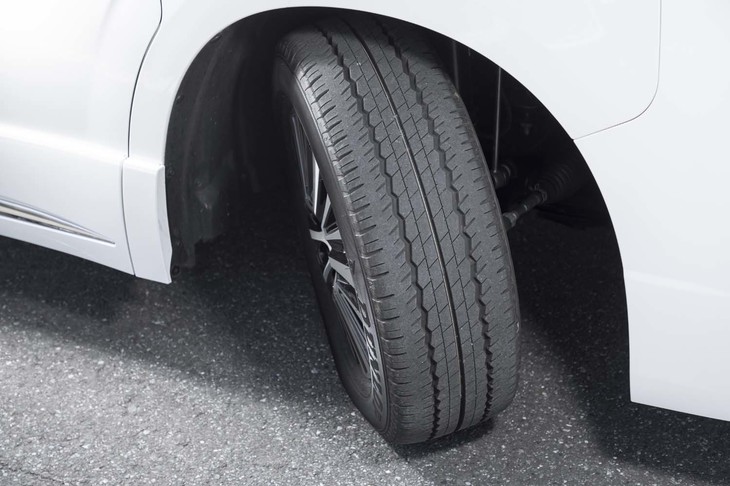 全長5300mmの堂々たるボディーでありながら、最小回転半径は5.6m。前輪は45度まで切れる。