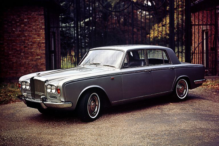 「ロールス・ロイス・シルバーシャドウ」の姉妹モデルである「ベントレーT1サルーン」（1965年）。戦後になると、ロールス・ロイスとベントレーの違いはほとんどなくなってしまった。