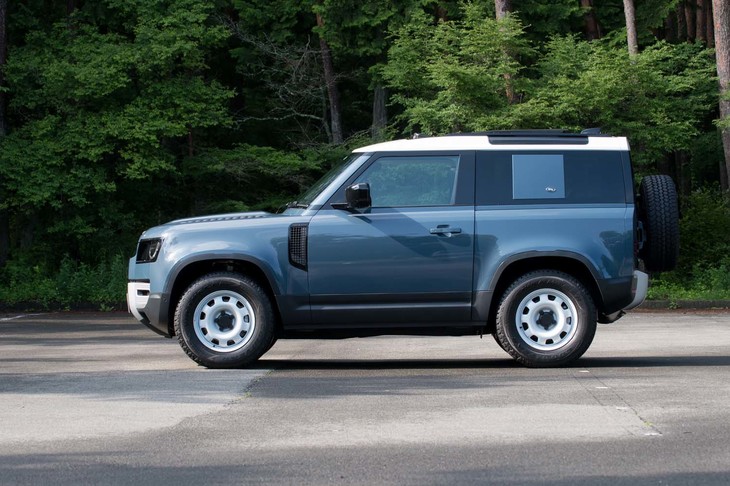 ボディーの全長は「110」よりも435mm短い4510mm（リアのスペアタイヤを除く）。ホイールベース間は長いドアが占めている。