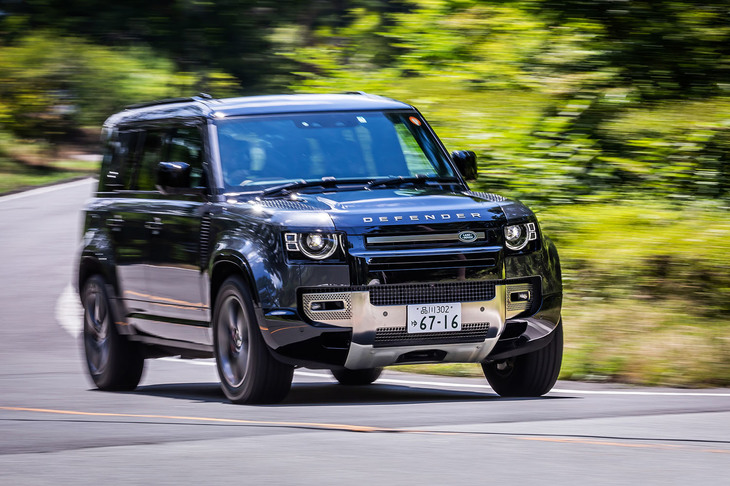 軽量アルミニウムによるモノコック構造の「D7x」ボディーに、四輪独立サスペンションが組み合わされた最新の「ディフェンダー」。カーブが連続する山道でも、運転操作に対するズレや遅れは感じられなかった。