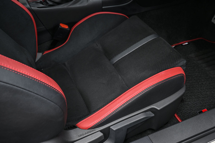 トヨタGR86 RZ“40th Anniversary limited”（フロントシート＜ブラック＆レッド＞）