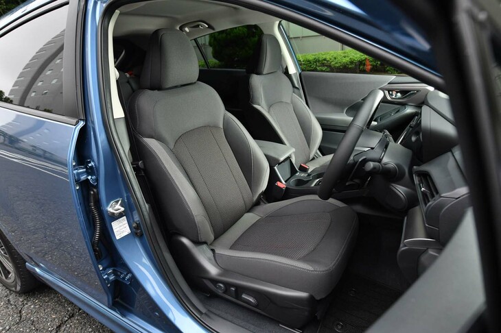 シート表皮はジャージでシルバーのステッチがあしらわれる。オプションで本革も選べる。