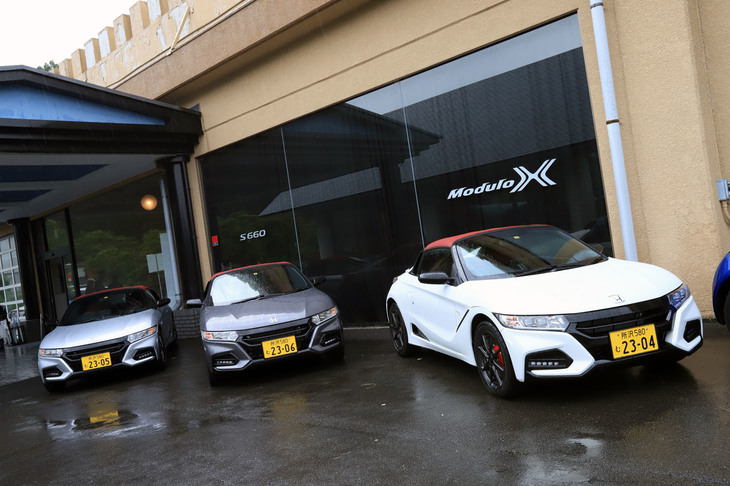会場に並べられた「S660モデューロX」。写真左の車両は、モデューロX専用ボディーカラーの「アラバスターシルバーメタリック」をまとっている。