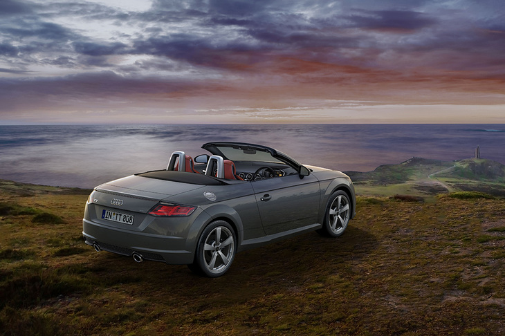 「ナノグレーメタリック」と呼ばれる専用ボディーカラーを採用。「TTロードスター」のコンセプトカーに採用されていた「ドロミテグレー」をイメージしたものだという。