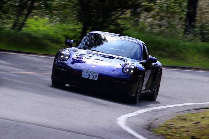 先代モデル991型の正常進化ともいえるエクステリアデザインだが、収納式のドアハンドルを採用するなど、空力面でもブラッシュアップ。空気抵抗係数は0.29と発表されている。