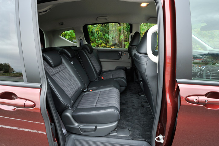 リアシートは6：4の分割式で、左右個別に格納や、リクライニングおよびスライド調整が可能となっている。