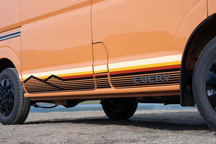 ボディー下部には前後のドアを貫いてどこかの山の稜線（りょうせん）と雄大な夕焼け、もしくは朝焼けを描いたデカールが貼られる。クラシカルな色調がいい感じだ。