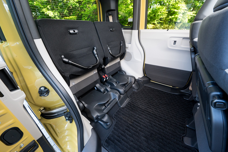 「N-BOX」は後席の座面をはね上げ、観葉植物などの背の高い荷物を積める。（写真＝向後一宏）