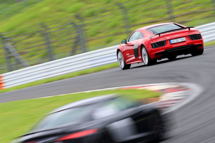 レフトハンダーを行く「R8クーペ V10プラス5.2 FSIクワトロ」。