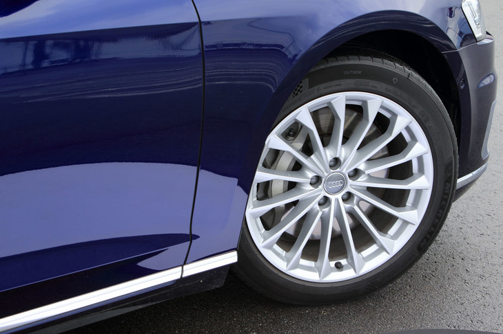 15スポークデザインの19インチアルミホイール。タイヤはミシュランの「パイロットスポーツ4」が組み合わされていた。