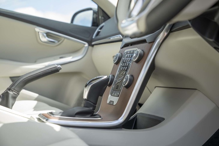 かつてはボルボのスカンジナビアンデザインの象徴だったフローティングセンタースタック。最新モデルでは採用されていないが、ウッドパネルの質感などは今でも高級と呼んで差支えのない水準だ。