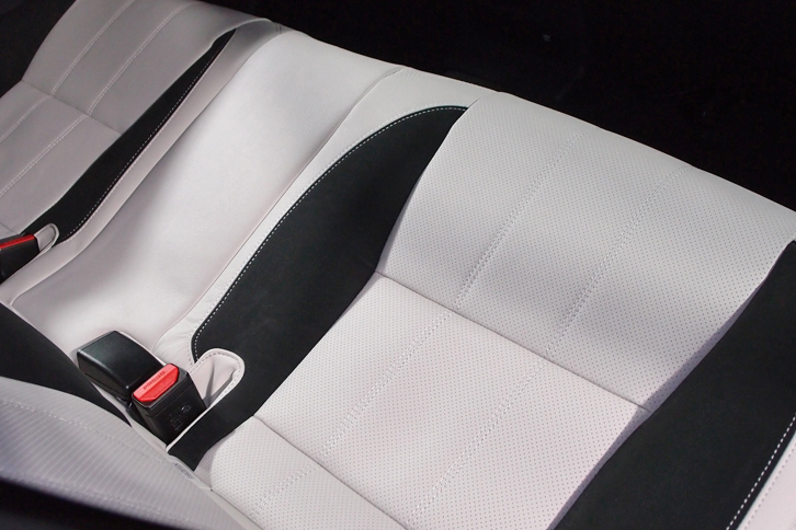 レンジローバー ヴェラール（リアシート）