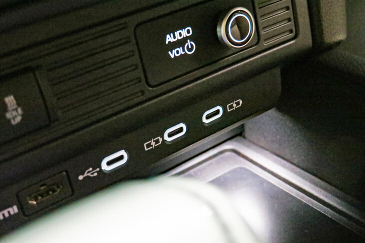 トヨタ・ランドクルーザー“250”（USB Type-Cポート）