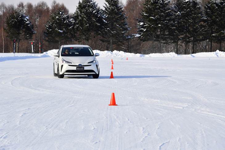 195/65R15サイズのオールシーズンタイヤ「ブルーアース4S AW21」が装着された「プリウス」でのスラロームテストの様子。スタッドレスタイヤ装着車とほとんど変わらない運転が行えた。雪上では、氷盤よりもスタッドレスタイヤとの性能差が小さくなるといえそうだ。