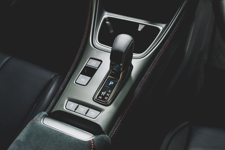 8段AT車のシフトセレクターにはディンプル加工が施された本革を採用。「AWDモード」ボタンで前後駆動力配分を50：50に変更できる。