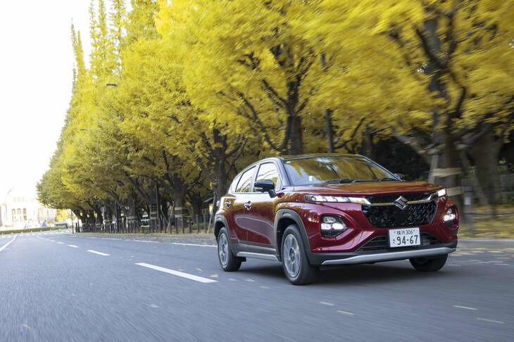 運転支援システムも充実しており、アダプティブクルーズコントロールや車線維持支援機能、後側方警戒機能、自動緊急ブレーキ、誤発進／誤後進抑制機能、標識認識機能などが標準で装備される。