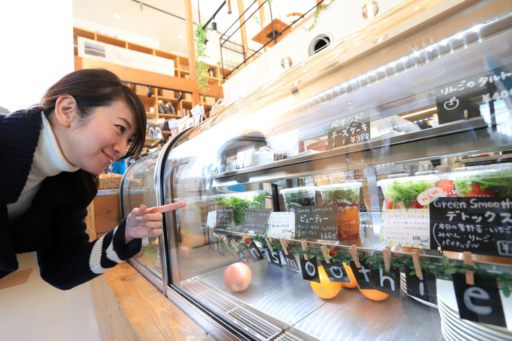 私は「デトックススムージー」をチョイス。取材メンバーのひとりは「ビューティースムージー」をオーダーした。