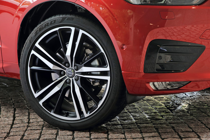 「XC60 R-DESIGN」自慢の21インチアルミホイール。ツートンのカラーリングと、エッジの効いたスポークデザインが目を引く。